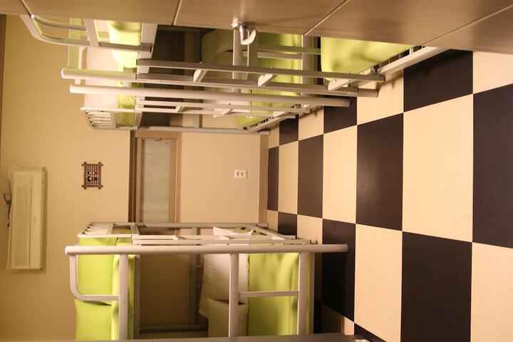 Room 6 of 13