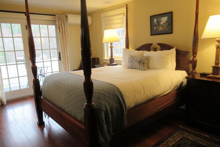 1 Queen Bed (31 of 39)
