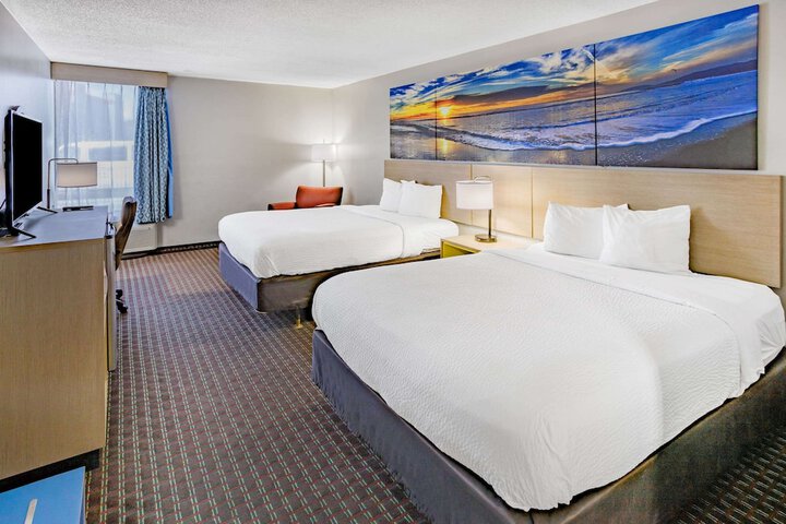 2 Queen Beds Mobility Accessible (9 of 11)