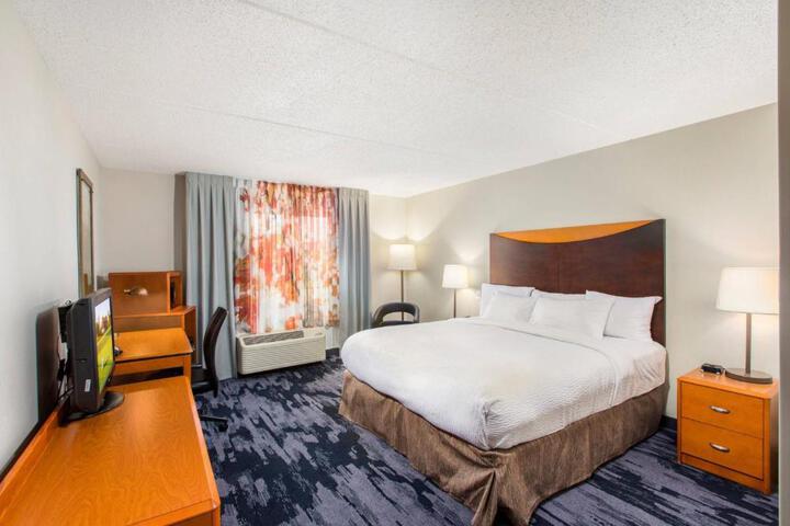 1 King Bed (4 of 11)