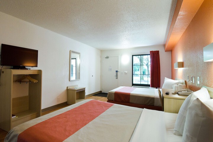 2 Double Beds (12 of 12)