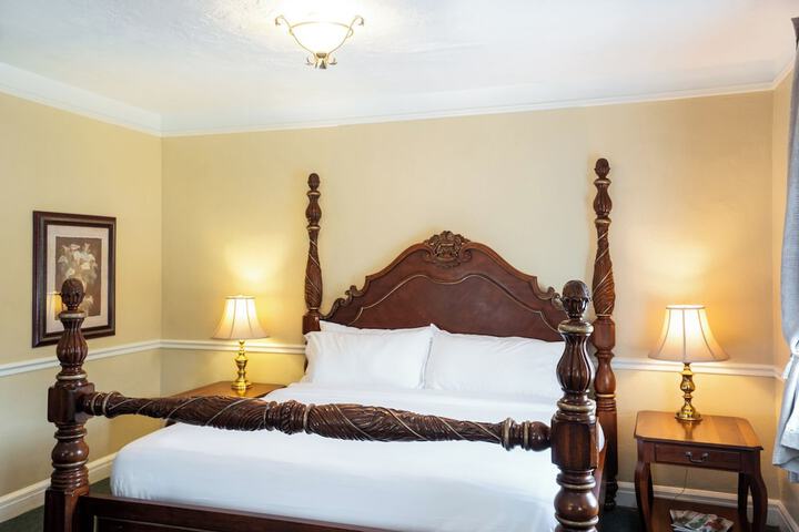 Standard Single Room 1 King Bed (2 of 4)
