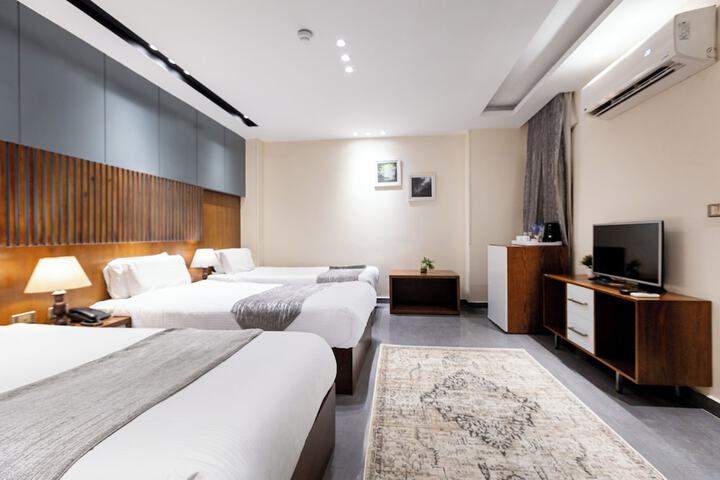 Room 7 of 103