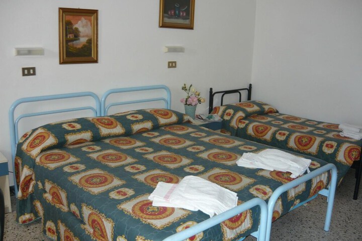 Room 12 of 66