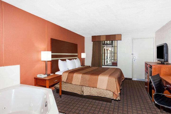1 King Bed (4 of 8)
