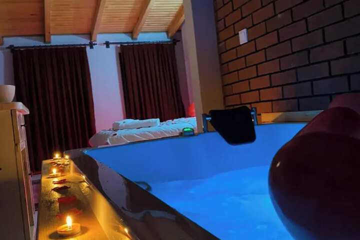 Hot Tub 8 of 9