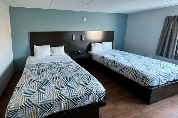 2 Queen Beds (8 of 17)
