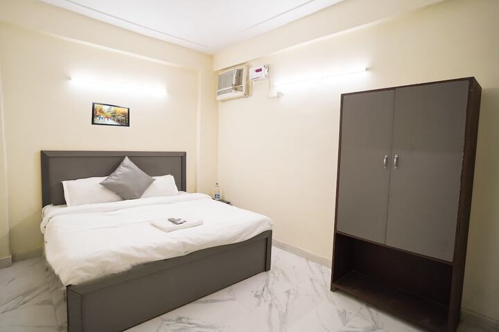 Room 14 of 32
