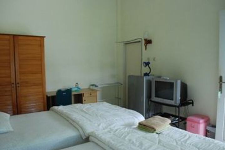 Room 13 of 32