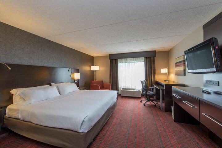 1 King Bed (4 of 14)