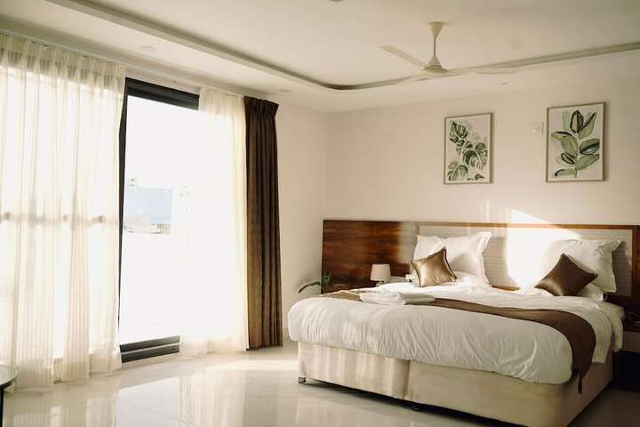 Room 6 of 10