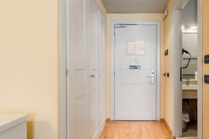 Room 10 of 27