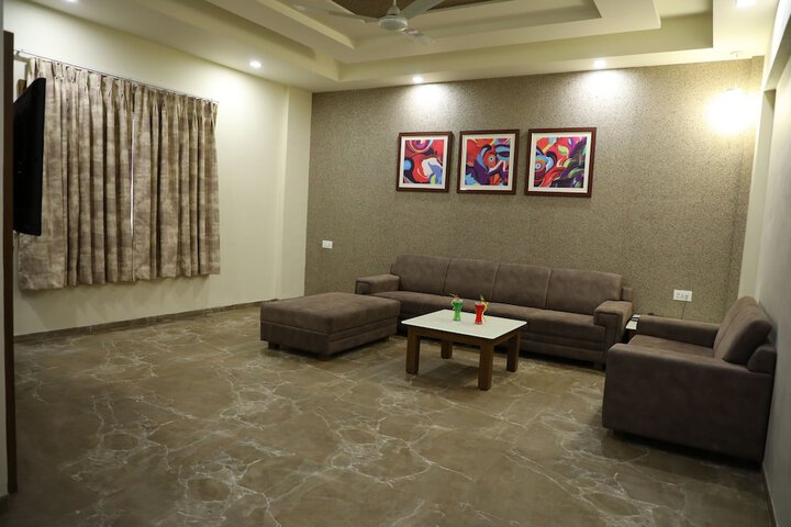 Room 13 of 37