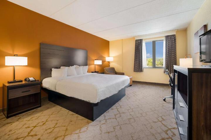 1 King Bed High Speed Internet Accessible Coffee Maker, Hairdryer Iron and Ironing Board Full Breakfast (14 of 14)