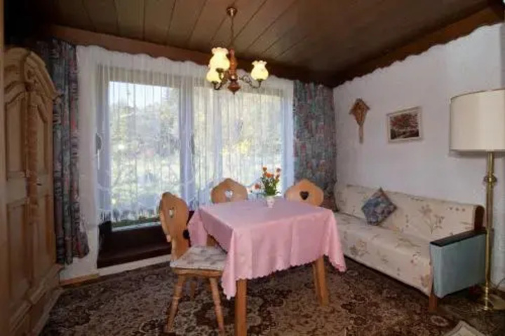 Room 4 of 10