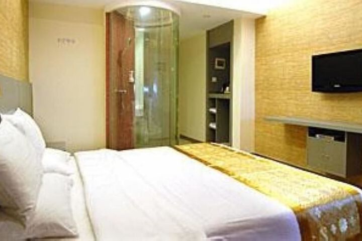 Room 16 of 79