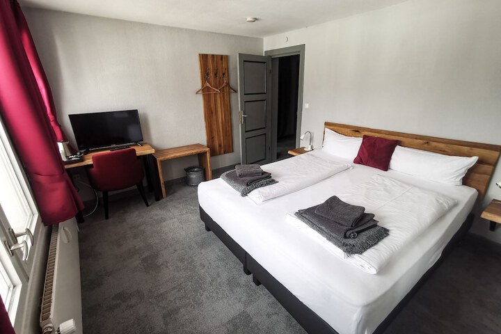 Room 4 of 37