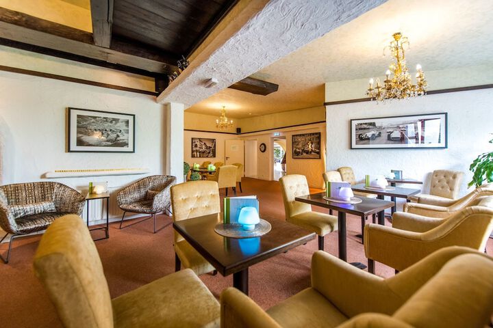 Lounge 76 of 88