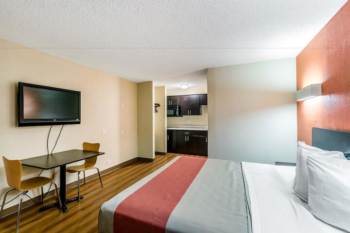 1 King Bed (6 of 14)