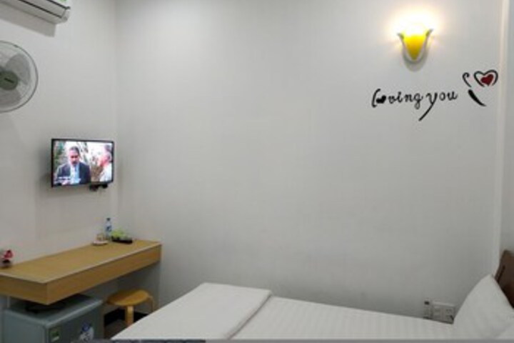 Room 6 of 12