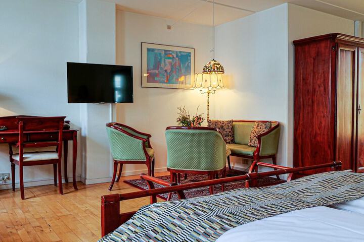 Room 35 of 214