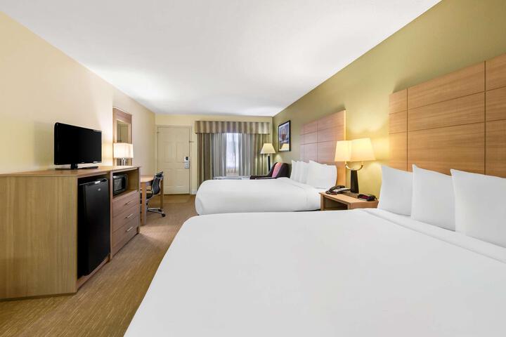 2 Queen Beds Microwave, Refrigerator WiFi Full Breakfast (5 of 10)