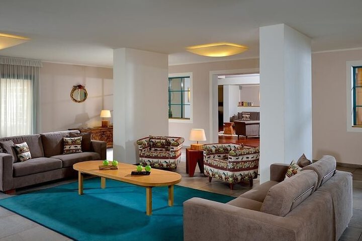 Lounge 28 of 37
