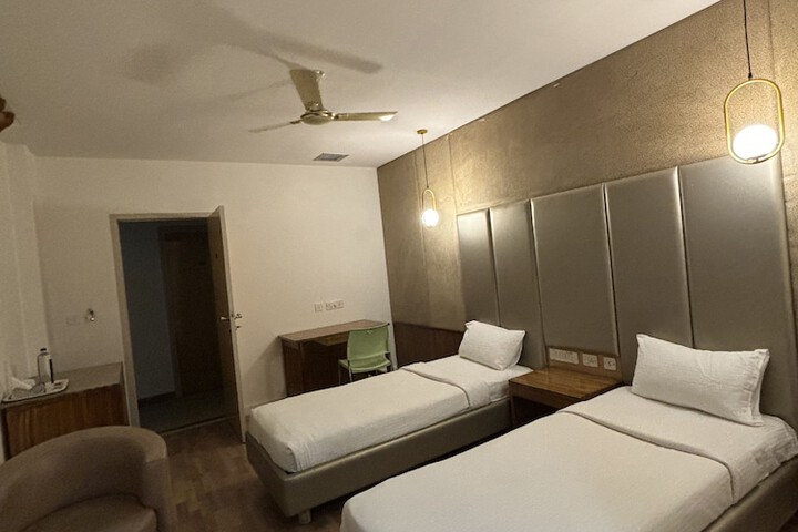 Room 4 of 12