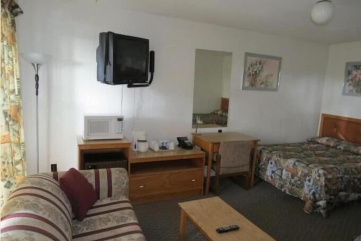 Room 6 of 16