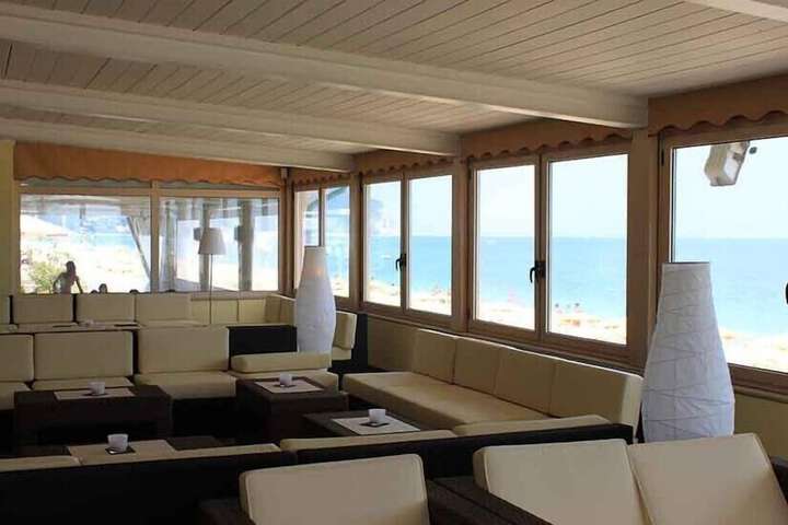 Lounge 36 of 42