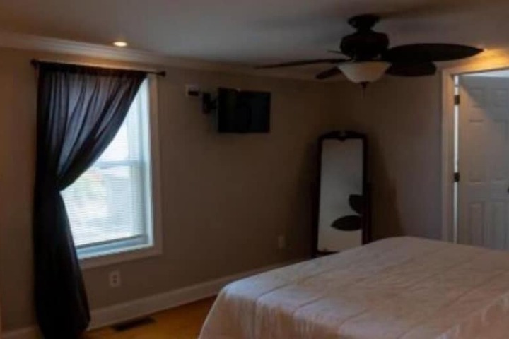 Economy Room 1 Queen Bed (13 of 26)