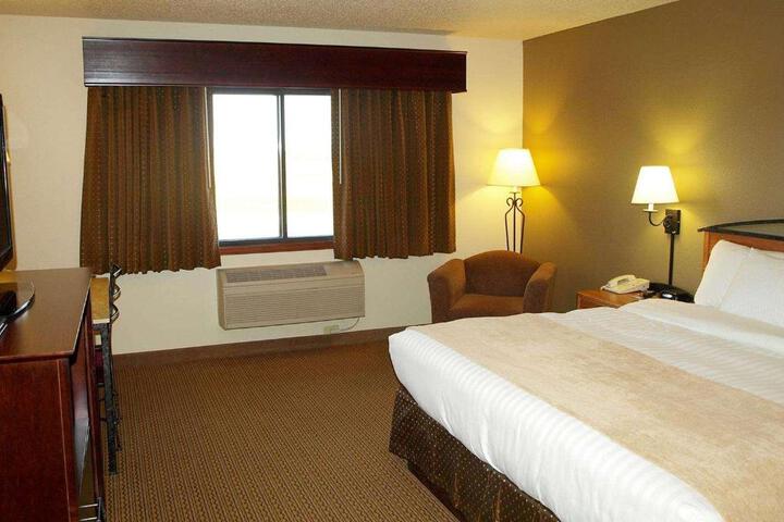1 King Bed Accessible (3 of 5)