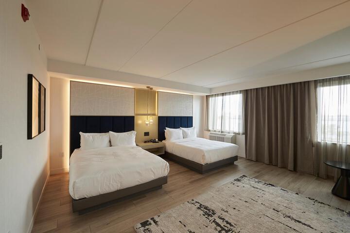 2 Queen Beds (7 of 8)