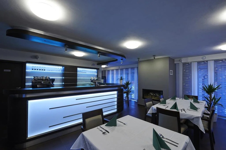 Dining 16 of 17