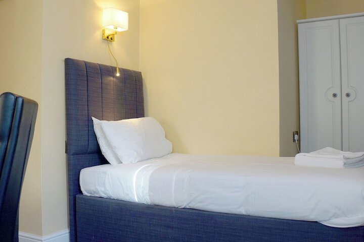Room 33 of 87