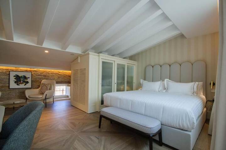 Room 33 of 104