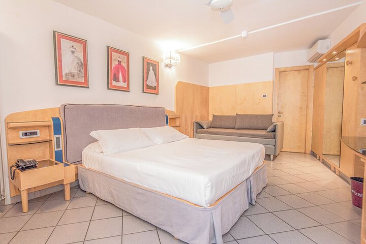 Room 8 of 87