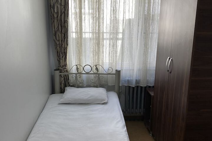 Room 4 of 9