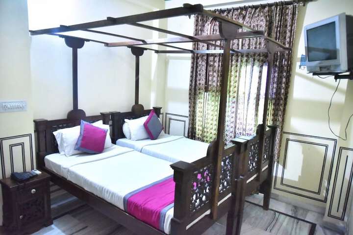 Room 4 of 26