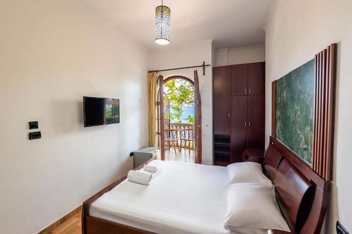 Room 52 of 100