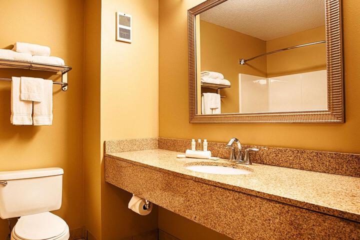 1 King Bed Microwave and Refrigerator WiFi Full Breakfast (5 of 7)