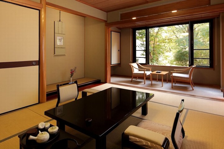 Room 3 of 33