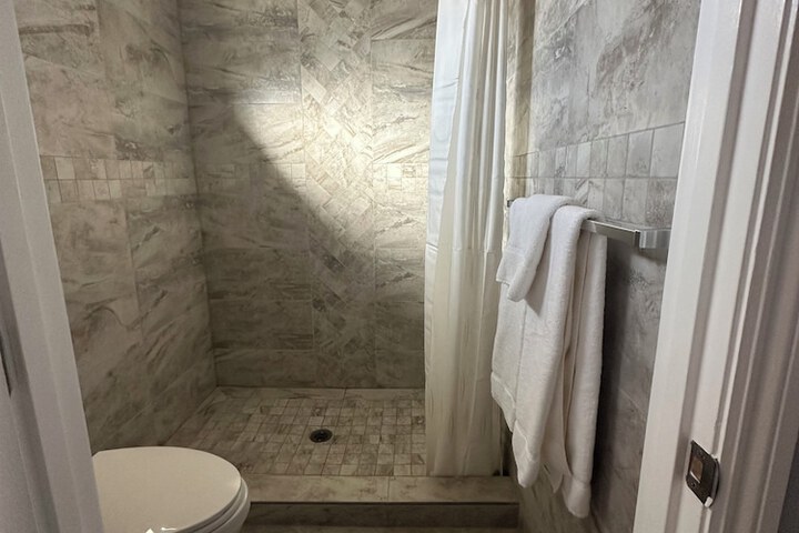 Room 6 of 8