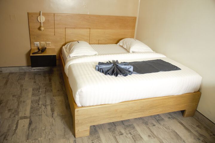 Room 13 of 33