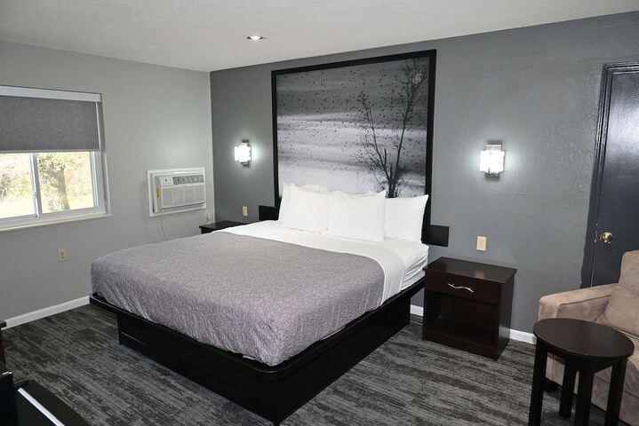 1 King Bed (2 of 7)