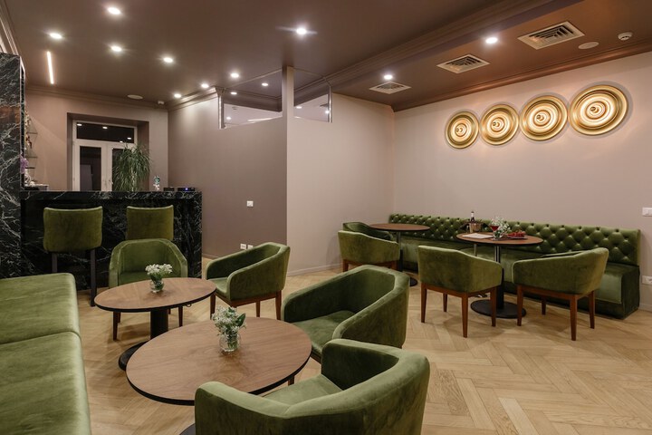 Lounge 70 of 83