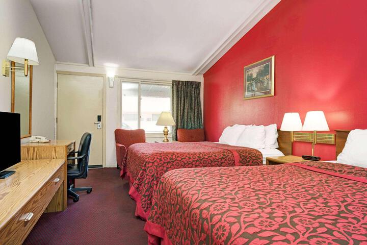 1 Queen Bed (8 of 10)