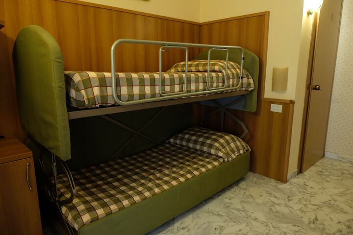 Room 8 of 18