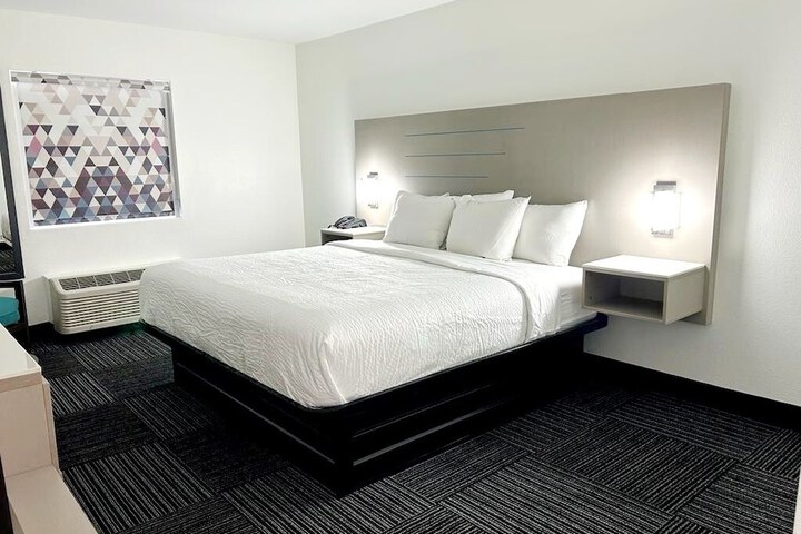 1 King Bed (9 of 11)