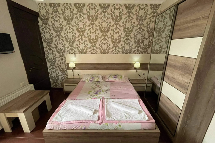 Room 7 of 9